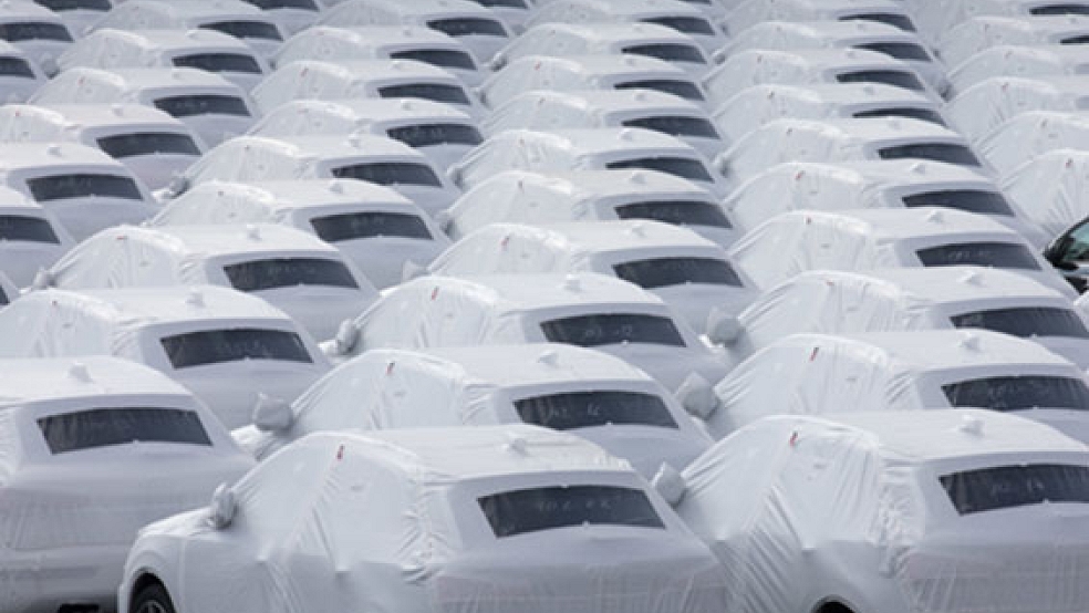Auf dem VW-Werksgelände in Emden stehen Neufahrzeuge zur Verschiffung bereit. Im Januar wird der VW-Konzern die Produktion in seiner ostfriesischen Autofabrik weiter drosseln. © Foto: Sarbach (dpa)