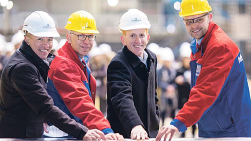 Kiellegung der »Norwegian Encore«: (von links) NCL-Präsident Andy Stuart, Stephan Schmees, Mitglied der Geschäftsleitung Projektmanagement der Meyer Werft, Harry Sommer, NCL-Präsident »International Developtment« und Werft-Geschäftsführer Tim Meyer. © Foto: Meyer Werft