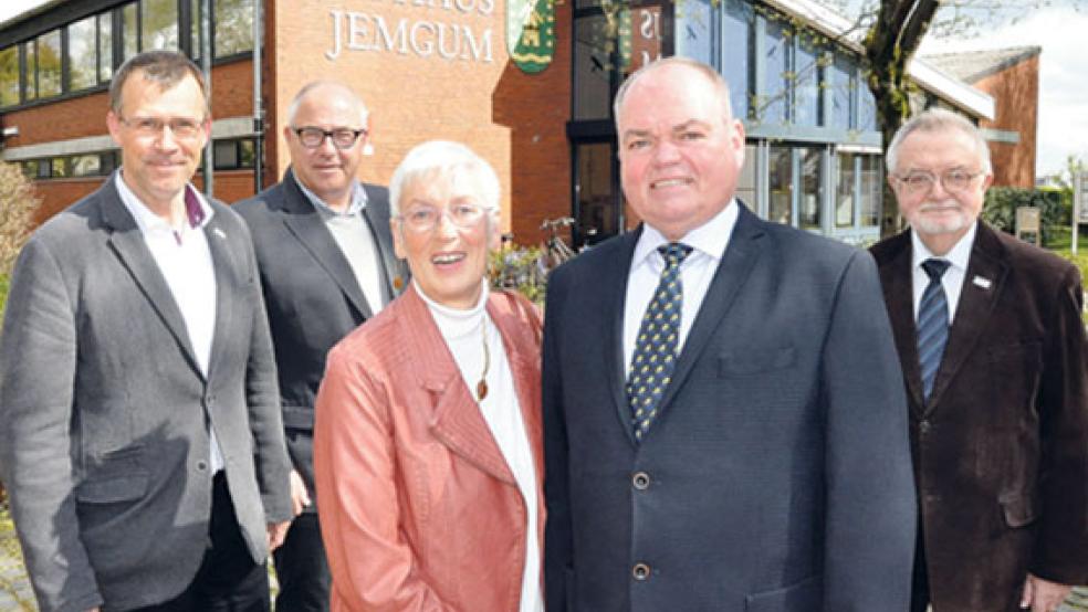 Bei der Vorstellung der neuen Außenstellen-Leiter Iris und Peter Pfaff im April 2017 mit VHS-Leiter Detlev Maaß und Bürgermeister Hans-Peter Heikens (von links) sowie dem VHS-Vorstandsvorsitzenden Jörg Furch (rechts) herrschte noch eitel Sonnenschein. © Archivfoto: Boelmann