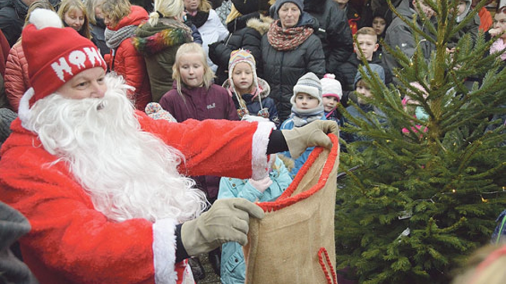 Am Samstag beginnt der Weihnachtsmarktreigen im Rheiderland, wie zum Beispiel in dem kleinen Adventdorf in Jemgum (rechtes Bild). Aber auch in Möhlenwarf (linkes Bild), Vellage und Weenermoor weihnachtet es dieses Wochenende sehr – da bekommt der Weihnachtsmann alle Hände voll zu tun.  © Fotos: Himstedt