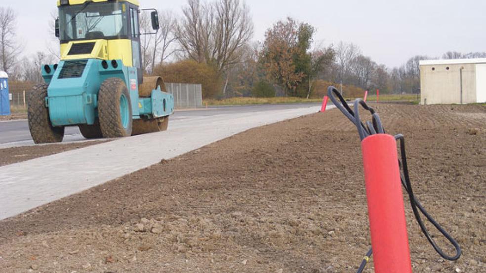 Die neue Stichstraße zur Erweiterung des Gewerbegebiets an der Industriestraße in Weener ist fertig. In der nächsten Woche sollen noch die Lampen installiert werden. © Foto: Szyska
