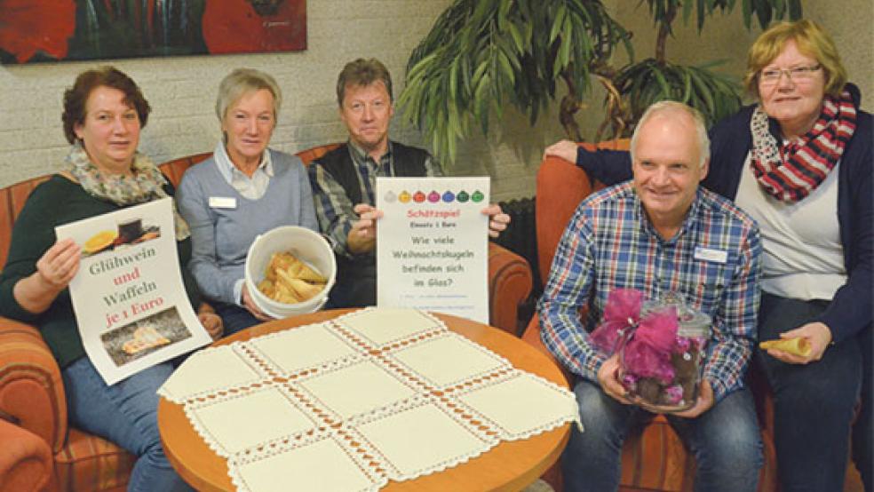 Freuen sich bereits auf einen geselligen Nachmittag: (von links) Beate Hahn (Küchenleitung), Franziska Swart (Begleitender Dienst), Geschäftsführer Andreas Cramer, Johann Swart (Hausmeister und Betreuungskraft) und Monika Meinders (Bereichsleitung Betreuung).  © Foto: Muising