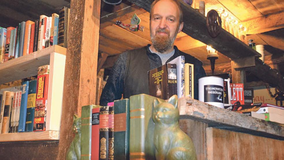 Scheune mit Schmökerstoff »satt«: Willm Ostendorp in der »Bücherscheune« in Tichelwarf. © Foto: RZ-Archiv