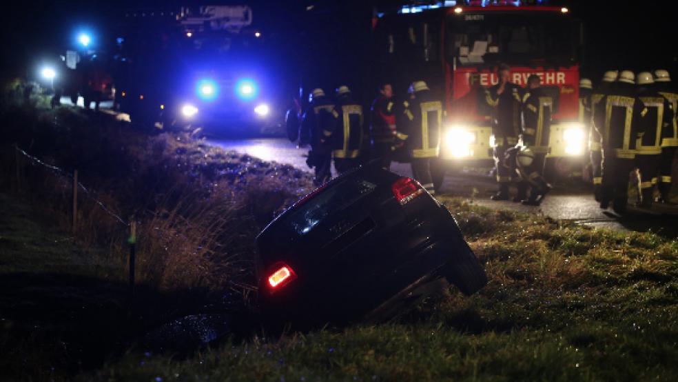 Nach einem Verkehrsunfall in Weener-Vorwerk mussten Feuerwehrleute den Unfallfahrer aus seinem Auto befreien. Statt sich zu bedanken, griff er die Einsatzkräfte tätlich an. © Foto: Loger