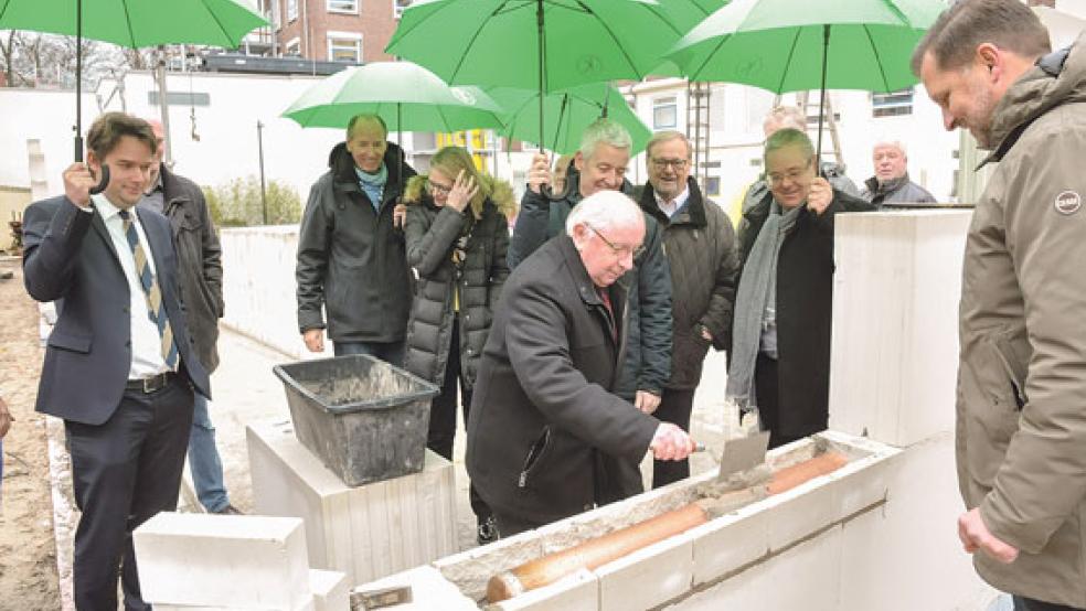 Jakobus Baumann, Vorsitzender des Allgemeinen Krankenhausvereins für das Rheiderland mit Sitz in Weener, griff auch zur Kelle, um bei der Grundsteinlegung für den Klinikum-Neubau ein Kupferrohr einzumauern. © Foto: Wolters