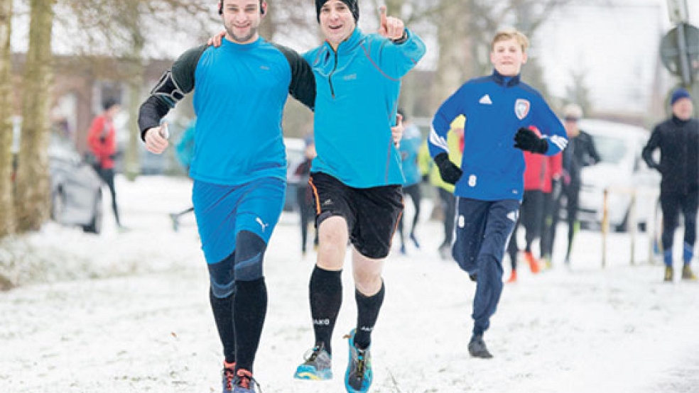 Läufer trotzen der Kälte: (von links) Heiko Abbas und Uwe Barth verbreiteten im vergangenen Jahr trotz Schnee und Kälte in Holthusen gute Laune. © Foto: RZ-Archiv