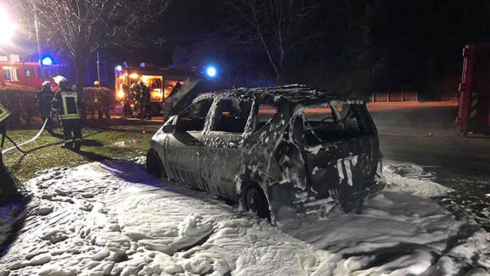 Von dem Mercedes A-Klasse blieb nach dem Brand in Deternerlehe nur ein Schrotthaufen übrig. © Foto: Feuerwehr
