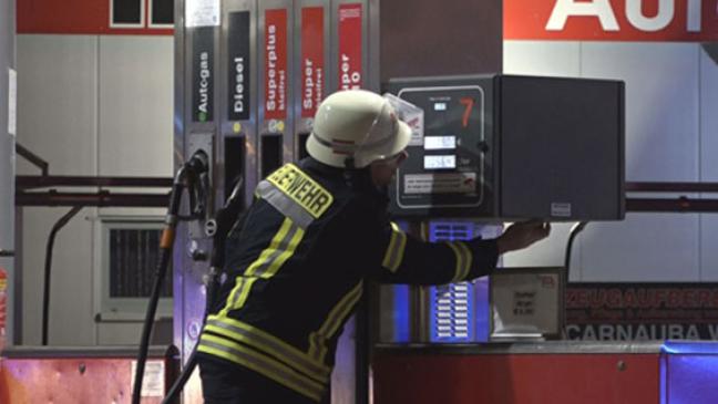 Benzin läuft unkontrolliert aus Zapfpistole