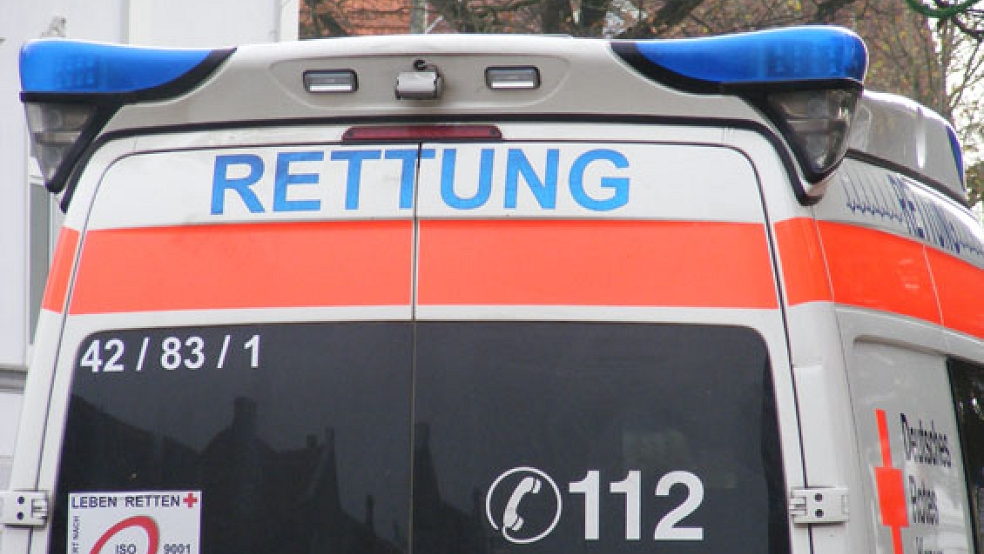 Der 62-jährige Autofahrer aus Moormerland wurde vor Ort durch den Rettungsdienst versorgt. © Symbolfoto: Szyska