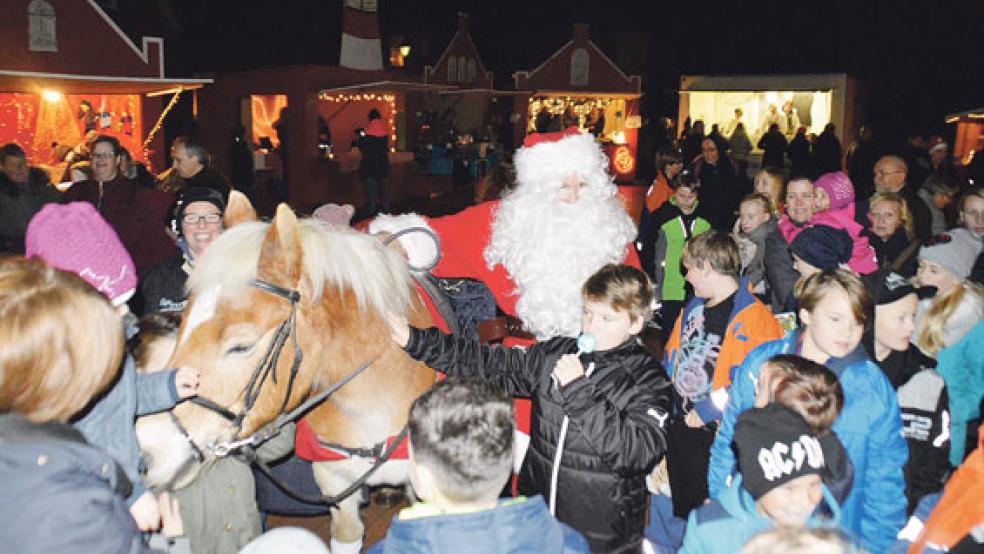 Streicheln war erlaubt: Das kleine Pony stahl dem Weihnachtsmann in Jemgum fast die Show. © Fotos: Himstedt