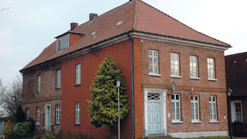 Das 1831 erbaute Amtshaus am Marktplatz in Jemgum wird zu einem Bürger-Treffpunkt umgebaut. Die veranschlagten Kosten belaufen sich auf 1,3 Millionen Euro. © Foto: Szyska