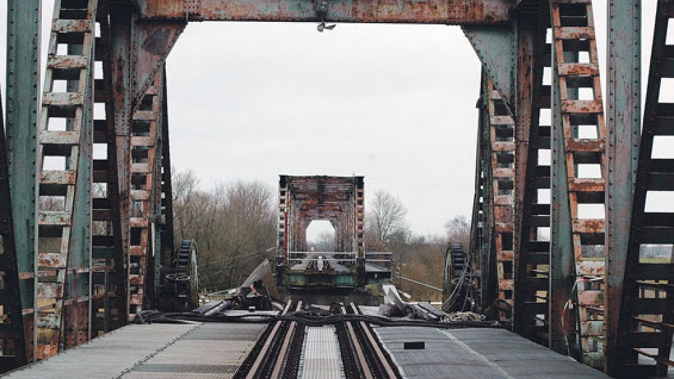 Seit dem Schiffsunfall vom 3. Dezember 2015 - also heute seit genau drei Jahren - ist die Friesenbrücke zwischen Weener und Hilkenborg weder für Züge noch für Fußgänger und Radfahrer passierbar. © Foto: Szyska