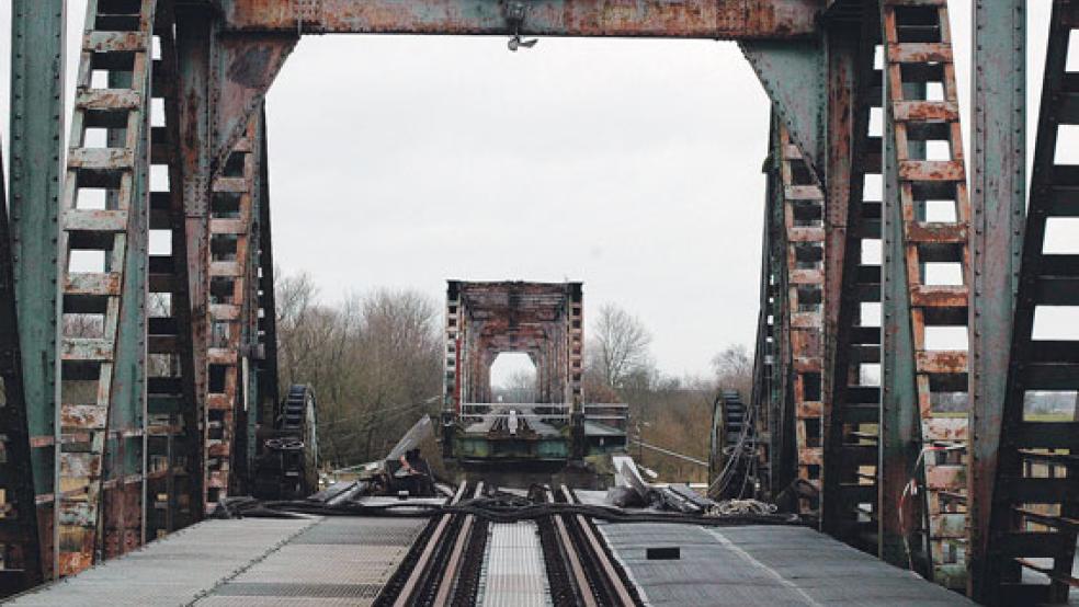 Seit dem Schiffsunfall vom 3. Dezember 2015 - also heute seit genau drei Jahren - ist die Friesenbrücke zwischen Weener und Hilkenborg weder für Züge noch für Fußgänger und Radfahrer passierbar. © Foto: Szyska