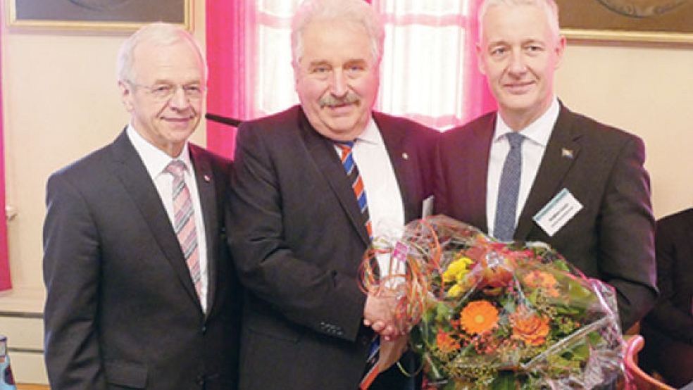 Bernhard Bramlage (links) räumte seinen Platz als Landschaftsrat für Matthias Groote (rechts). Landschaftspräsident Rico Mecklenburg (Mitte) gratulierte. © Foto: Jürgens