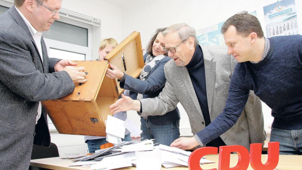 Bei der Auszählung des Stimmungsbildes der CDU-Mitglieder in Leer (von rechts): Pressesprecher Philipp Sempell, Kreistagsfraktionsvorsitzender Dieter Baumann, Kreisvorsitzende Melanie Nonte, Simone Schonvogel und Ralf Jurczyk (CDU-Geschäftsstelle). © Foto: CDU