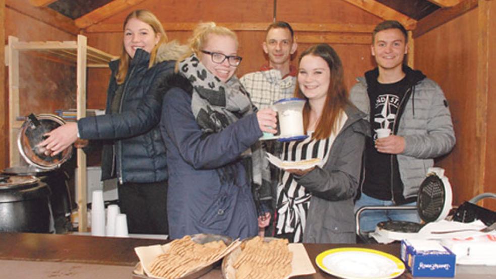 Mit Glühwein, Keksen und Waffeln begrüßen im hölzernen Adventspavillon (von links) Celia, Kim-Laura, Markus, Sarah und Heiko als künftige Pflegefachkräfte die Besucher.  © Fotos: Kuper