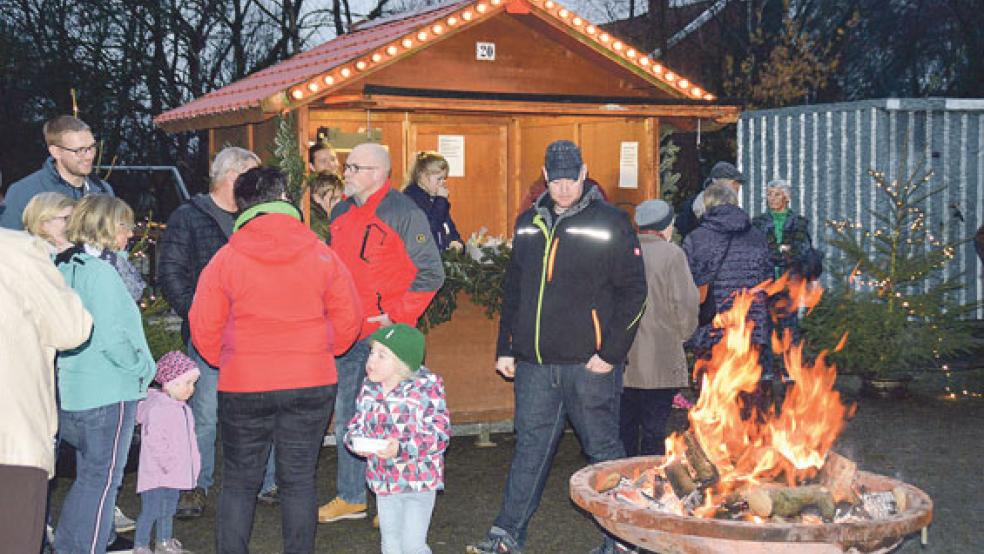 Der Weihnachtsmarkt in Weenermoor war nicht nur wegen des Feuers ein leuchtendes Beispiel für Gemeinschaft. © Fotos: Himstedt