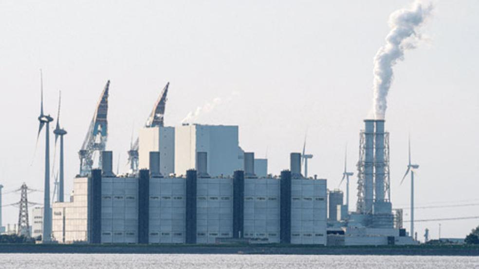 Ist der größte Luftverschmutzer der Niederlande: das RWE-Kohlekraftwerk in Eemshaven.  © Foto: Wagner (dpa)