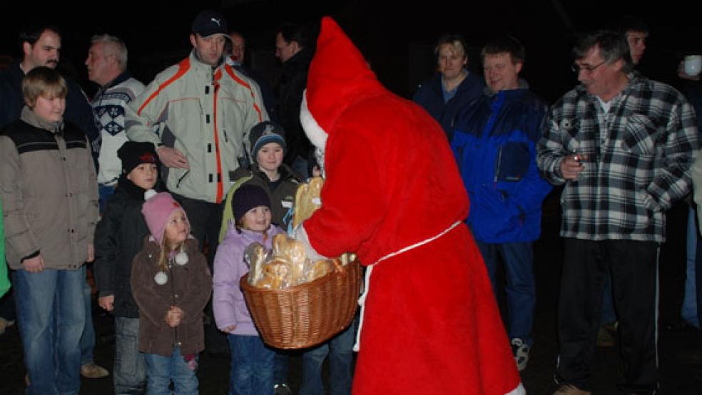 Am 5. Dezember ist der Nikolaus wieder an vielen Orten im Rheiderland unterwegs. © Archivfoto: Hoegen