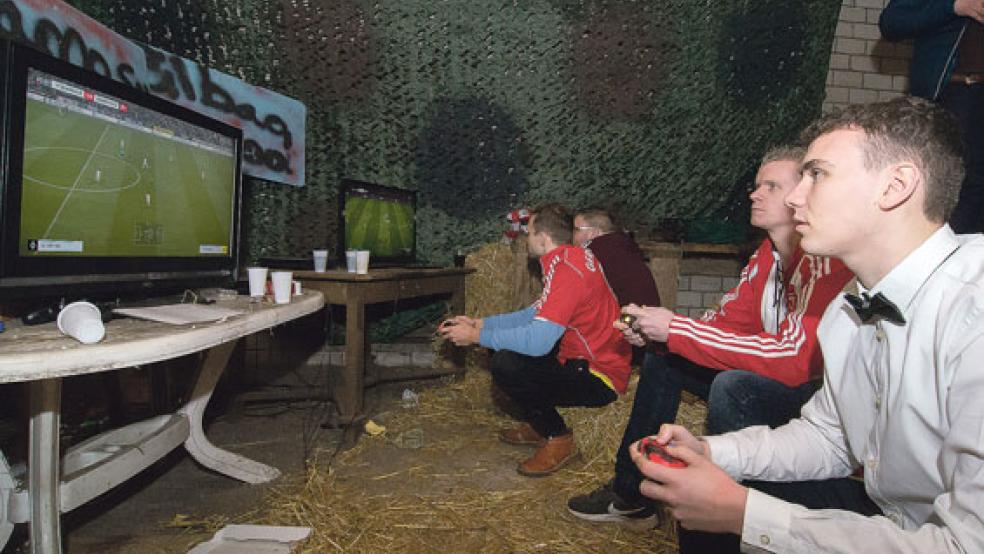 Gerade der Spiele-Klassiker »FIFA« hat auch im Rheiderland eine große Fangemeinde. Dieses Turnier, indem sich unter anderem Artur Bertram, Christian Meyer, Keno Schmidt und Marco Borg (von vorne nach hinten) maßen, war jedoch privat und nicht vom Verein organisiert. © Archivfoto: RZ