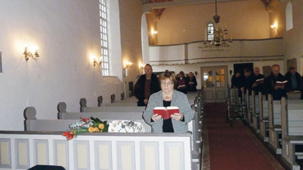 Theda Wübbena (vorne links) in dem Gottesdienst, in dem sie als Organistin der Kirchengemeinde feierlich verabschiedet wurde. © Foto: privat
