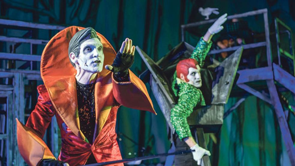 Ein teuflischer Kontrolleur auch des Geschehens auf der Bühne: »Stelzfuß«, verkörpert von Bas Timmers. © Foto: Landesbühne