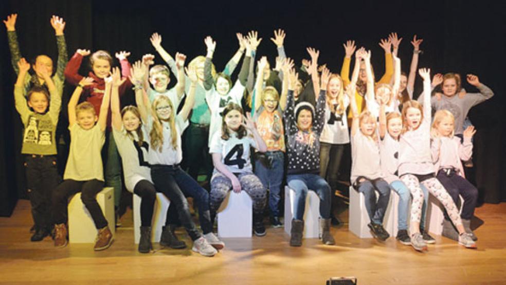 Mit viel Spaß dabei sind die Kinder und Jugendlichen bei den Proben für das Theaterstück »Die rundum sorglos Schule«. Geprobt wird natürlich auf der Bühne, denn in der kommenden Woche steht bereits die Aufführung vor Publikum an. © Fotos: Muising