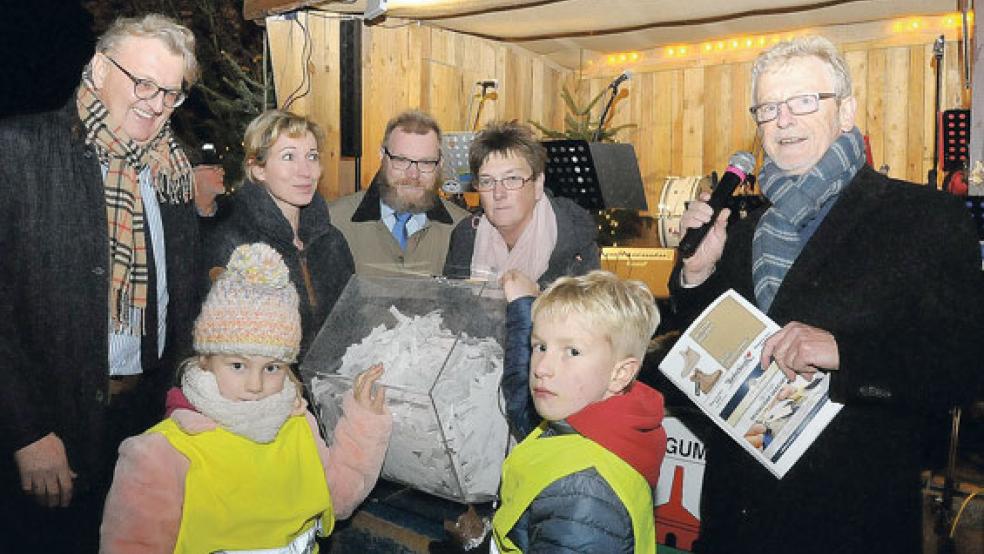 Johannes Poppen (Vorsitzender Werbegemeinschaft),Tanja Neuhaus (Leiterin Kinderschutzhaus), Rechtsanwalt Ulf Nannen, Jutta Blank (Lebenshilfe) und Peter Wolf (von links) wurden bei der Auslosung von Moritz (9) und seiner Schwester Hannah (7) unterstützt. © 