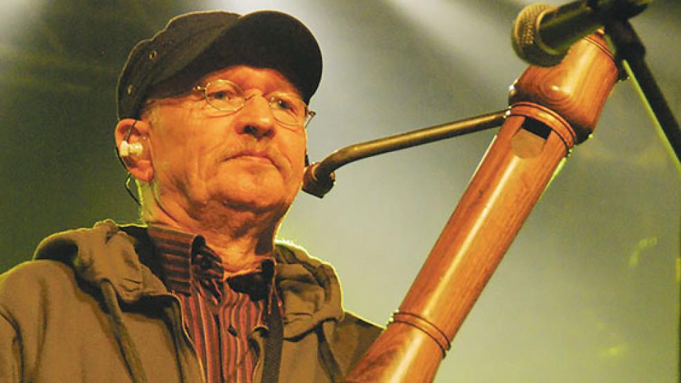 Ein Wiedersehen mit Klaus Büchner und »Torfrock« gibt es am 26. April 2019 in Weener. Das Foto zeigt den Frontmann beim ersten Auftritt in der Landsburg-Halle im Mai 2010. © Archivfoto: Hanken