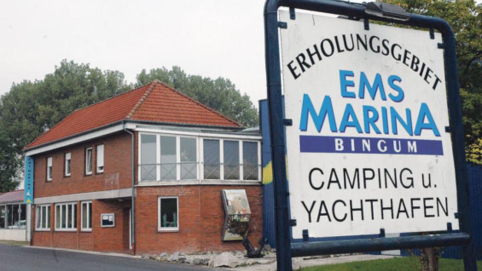 Die »Ems Marina« in Bingum bietet touristisches Entwicklungspotenzial, das die Stadt Leer zusammen mit den neuen Betreibern nutzen möchte. Der Ankauf von landkreiseigenen Flächen soll ein erster Schritt auf diesem Weg sein. © Foto: Szyska