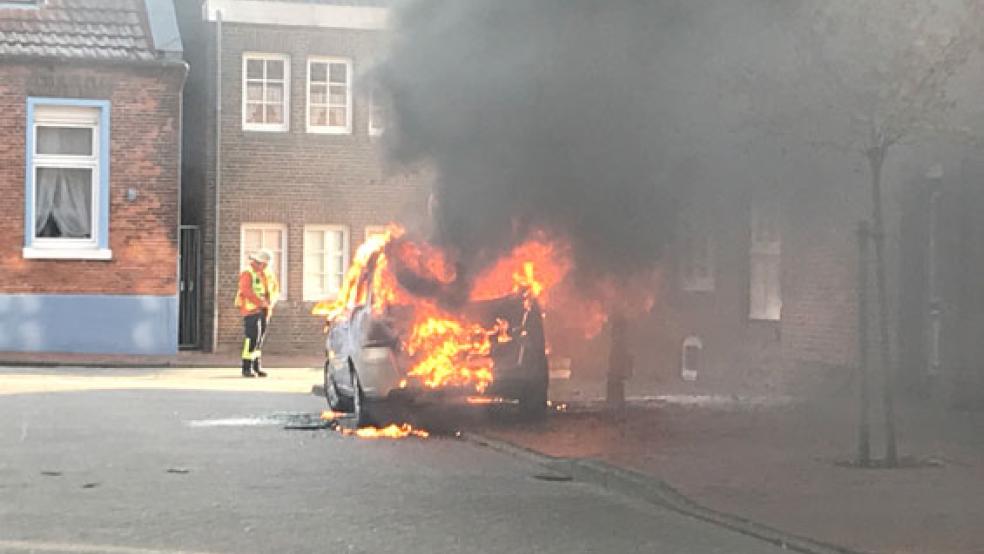 Der Opel Zafira brannte vollständig aus. Auch das Wohnhaus und ein Baum wurden beschädigt. © Foto: Feuerwehr