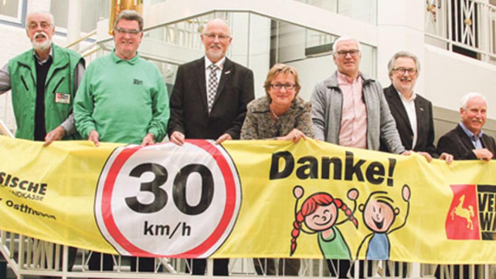 Sie freuen sich über die neuen Warnspannbänder (von links): Wibrandus Reddingius (Stellvertretender Vorsitzender der Verkehrswacht (VW) Leer, Diedrich Draeger (Vorsitzender VW Emden), Hajo Reershemius (Gebietsbeauftragter/Vorsitzender VW Norden), Signe Foetzki (Pressesprecherin der Brandkasse), Georg Reichelt (Geschäftsführer VW Leer), Hans-Jürgen Dieken (Vorstandsmitglied VW Aurich) und Klaus Wilbers (Vorsitzender VW Wittmund) © Foto: Brandkasse