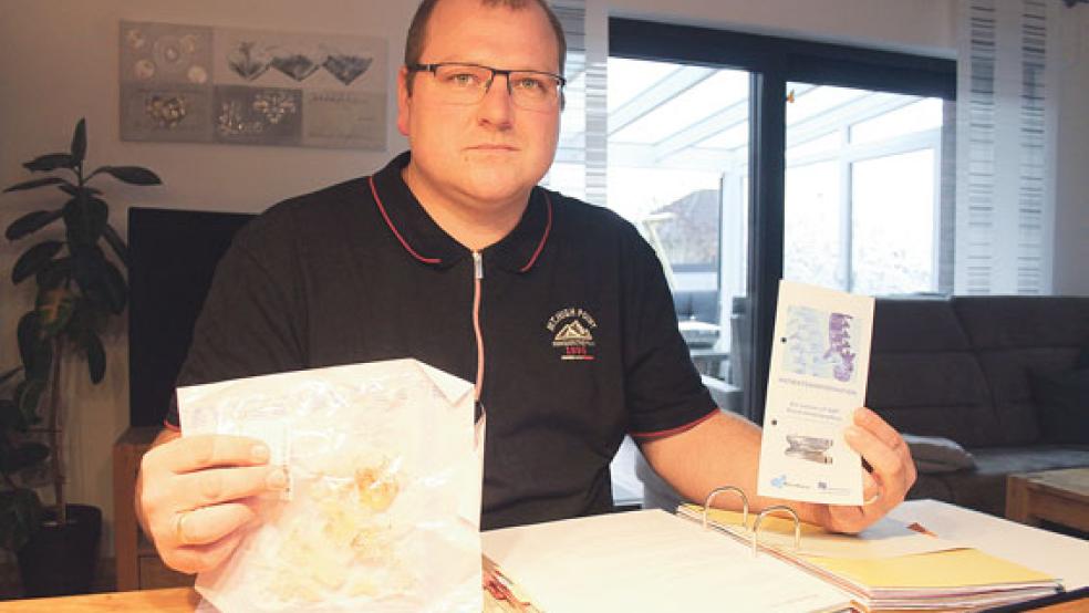 In einer Plastiktüte wurde Christoph Brüggemann aus Bunde die zerbröselte Kunststoff-Prothese ausgehändigt. In der anderen Hand hält er einen Werbeflyer einer Titan-Prothese, die ihm nach eigener Aussage vom Klinikum Leer versprochen worden war.  © Foto: Gonzalez-Tepper 