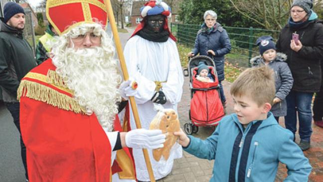 Kinder warten gespannt auf den Nikolaus