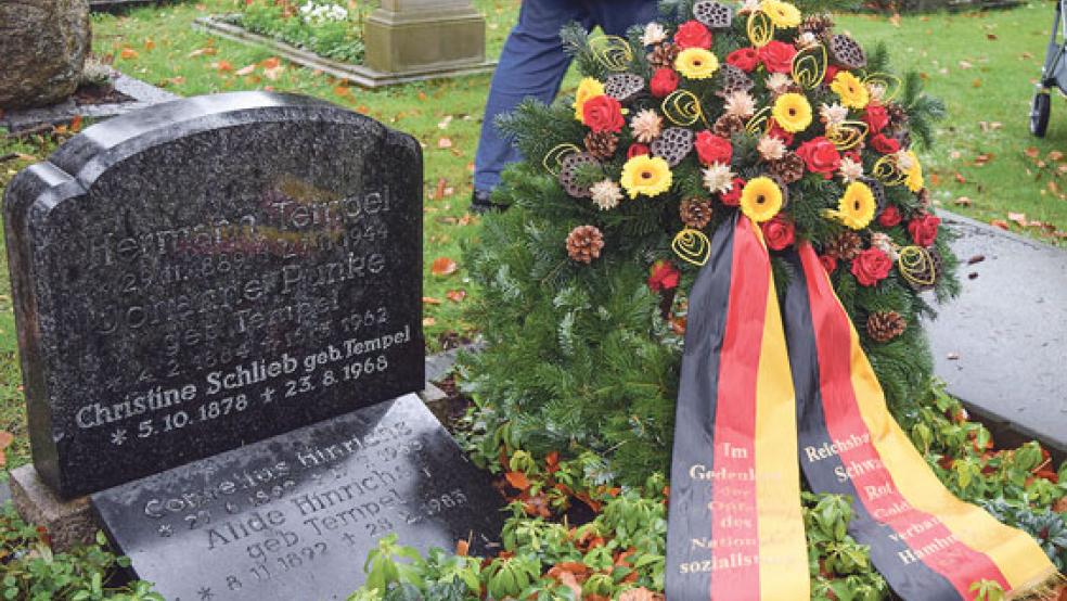 Am Grab des in Ditzum geborenen SPD-Politikers Hermann Tempel legten Mitglieder des Reichsbanners Schwarz-Rot-Gold aus Ostfriesland einen Kranz nieder.  © Foto: privat