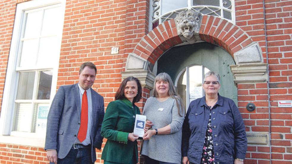 Beim Ortstermin in Weener: Christian Habl, Leiter der Unabhängigen Teilhabeberatung von »För elk un een«, die CDU-Bundestagsabgeordnete Gitta Connemann, Beraterin Elke Hartmann-Frey und CDU-Stadtverbandschefin Hildegard Hinderks (im Bild von links). © Foto: Hoegen