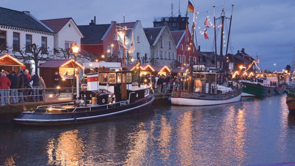 Vier Schiffe im Alten Hafen von Weener laden während des Adventsmarktes zum Besuch an Bord ein. © Foto: Stadt Weener