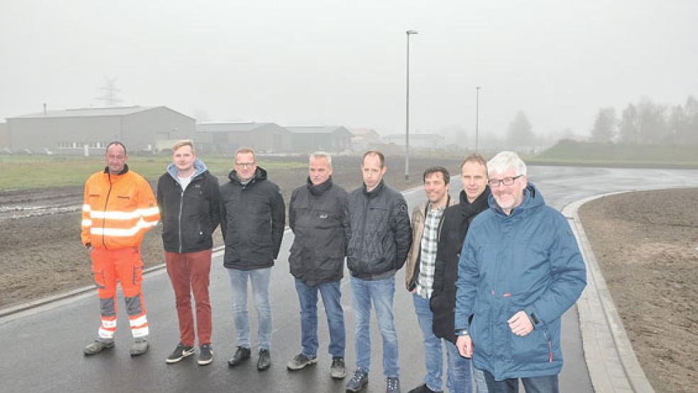 Zufriedene Gesichter gab es heute bei der offiziellen Freigabe der neuen Stichstraße im Gewerbegebiet in Weener zu sehen. Die Gesamtkosten für die Bauarbeiten liegen bei rund 530.000 Euro. Auch der Zeitrahmen wurde eingehalten.  © Foto: Boelmann