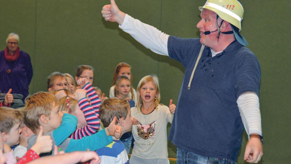 Für die Feuerwehr: Christian Hüser mit passendem Helm. © 