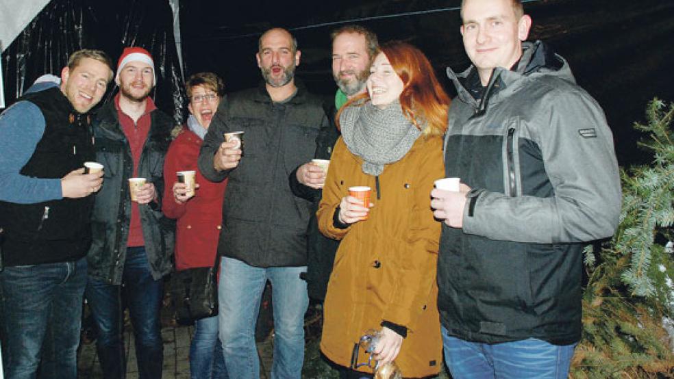 Würziger Glühwein sorgte mit für eine gute Stimmung auf dem Adventsmarkt der Freiwilligen Feuerwehr Vellage, den Klaas-Enno Haken (Zweiter von links) als derzeitiger »Chef« und seine vielen Helfer vorbereitet hatten.  © Fotos: Kuper