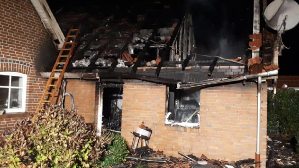 Die Garage brannte vollkommen ab. Auch das Wohnhaus wurde in Mitleidenschaft gezogen. © Feuerwehr Jemgum