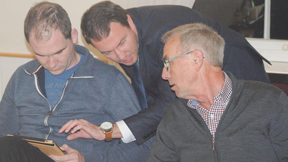 Im Gespräch ja, aber nicht einig: Die SPD-Ratsherren Rainer Junker (links) und Hans-Ludwig Timmer (rechts) vor der Sitzung des Finanz- und Wirtschaftsausschusses im Rathaussaal mit Stadtkämmerer Ingo Großpietsch. © Fotos: Hoegen