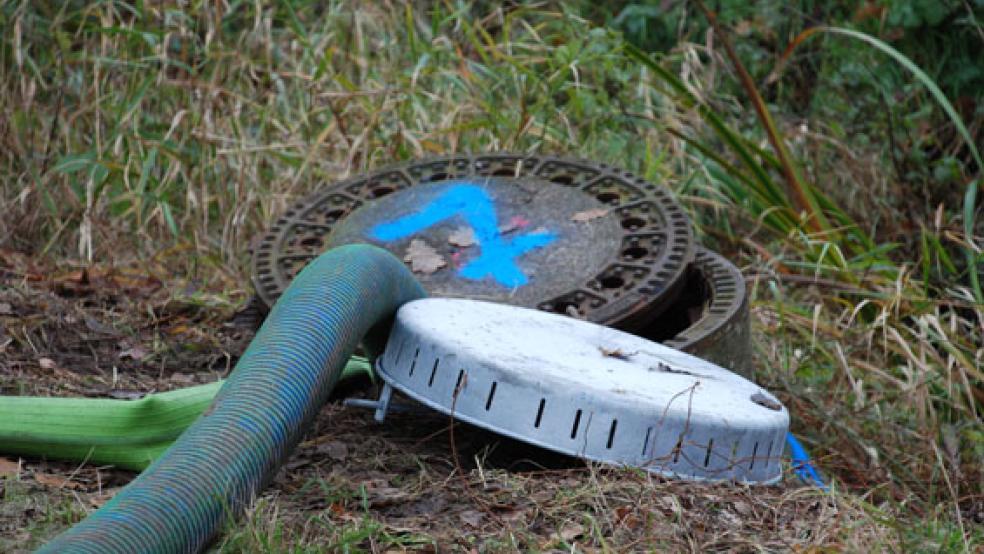 Auch der Einsatz von Spülwagen zählt zu den Unterhaltungsarbeiten des Kanalsystems in Weener. © Archivfoto: Hoegen