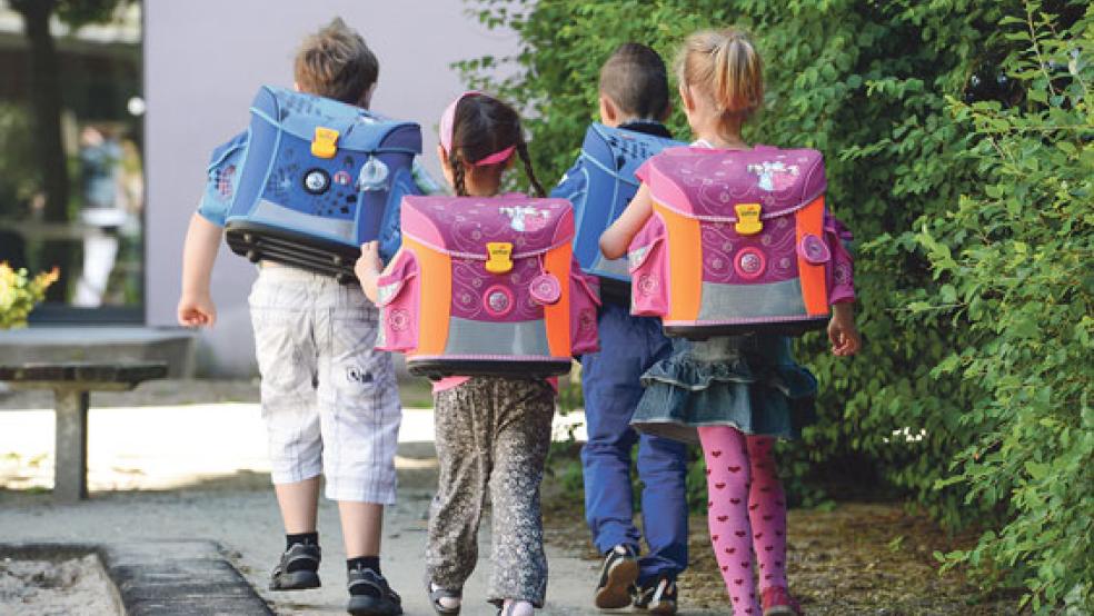 »Wir dürfen die Kinder in Jemgum nicht zu Jugendlichen mit Problemen heranwachsen lassen. Das wäre fatal«, sagte Kreistagsabgeordnete Ursula Stevens-Kimpel (Die Linke). Bei dem Bild handelt es sich um ein Symbolbild. © Foto: Kalaene (dpa)