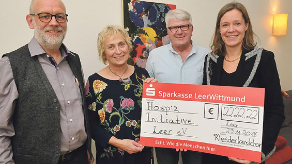Im Hospiz Huus kamen (von links) Hilko Pals, Gretel Bluhm Janssen, Peter Sobek und Frauke Tillmann zur Scheckübergabe zusammen. © Foto: Wolters