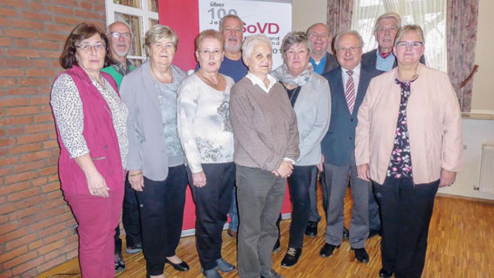 Der neugewählte Kreisvorstand: Von links Frieda Lange, Erich Groeneveld, Erika Graß, Ulrike Theen, Andreas Benken, Annegret Schindowski, Elvira Peters-Nagel, Wilfried Heikens, der zweite SoVD-Landesvorsitzende Bernhard Sackarendt, Jakobus Eyhausen und die Kreisvorsitzende Hildegard Hinderks aus Weenermoor.  © Foto: privat