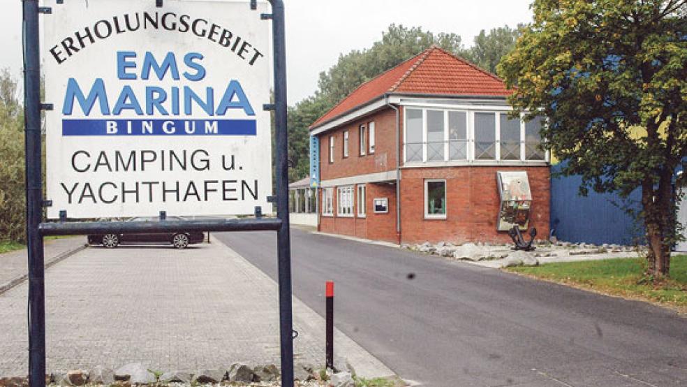 Das Gelände der »Ems Marina« in Bingum gehört zu einem Teil dem Landkreis Leer. Nun hat der Kreistag den Verkauf der Flächen an die Stadt Leer beschlossen. © Foto: Szyska