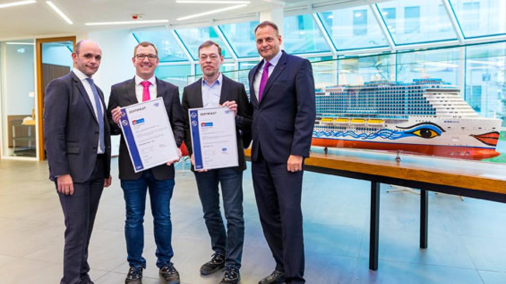 Freuen sich über die Zertifizierung (von links): Manuel López González (Zertifizierungsgesellschaft), Bertram Koch und Kai Betker (beide »ND Coatings« und Markus Bleher (Zertifizierungsgesellschaft). © Foto: Meyer Werft