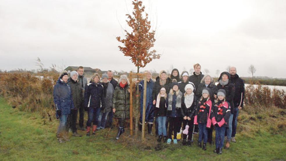 Bei der Baumpflanzung anwesend waren auch Johann Duins Witwe Karola Duin (Dritte von rechts) mit ihren Kindern und Enkelkindern sowie Frauen von »Proten un Planten« und von der SPD Ortsvorsteher Konrad Kruse und Ratsmitglied Johann Robbe.  © Fotos: Kuper