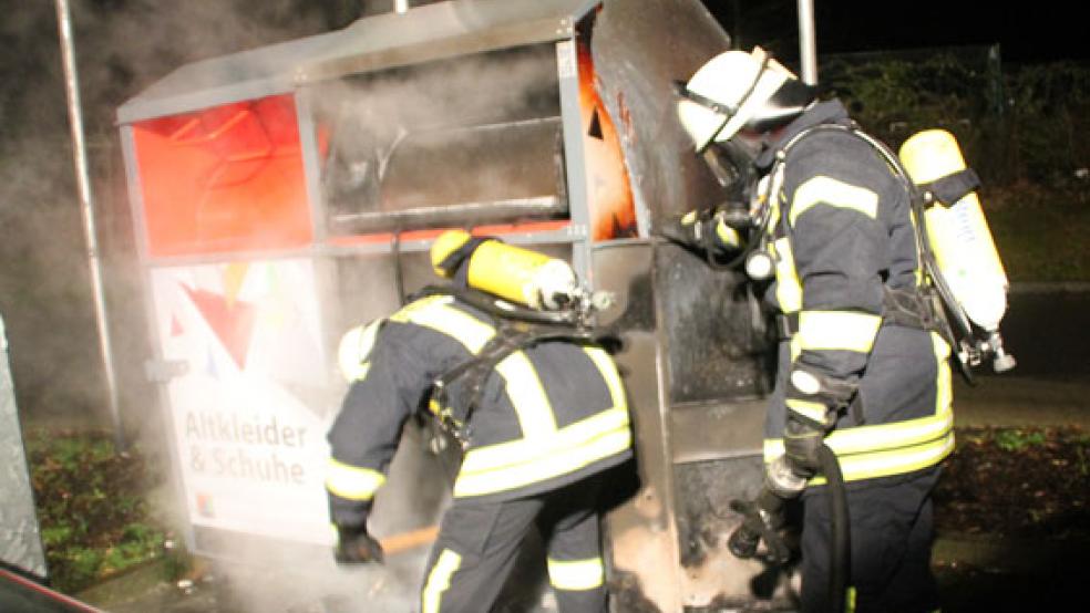 Die Feuerwehrleute mussten das Schloss des Altkleider-Containers mit einer »Flex« entfernen. © Foto: Rand (Feuerwehr)